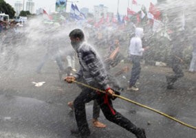 6 Demonstran Diamankan di Pos DPR