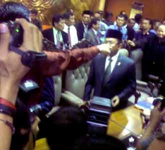 Sidang Paripurna Century Ricuh