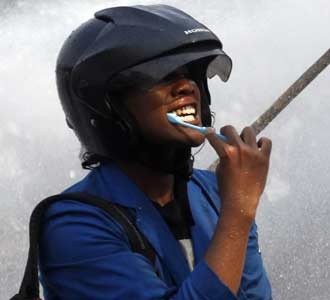 Demo Ricuh, Demonstran Gosok Gigi