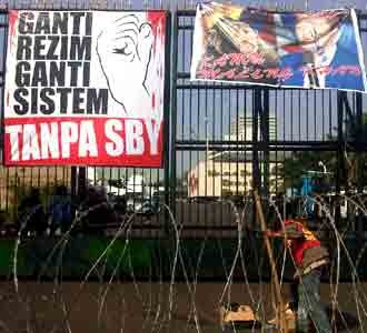 Spanduk Pro dan Anti SBY Hiasi DPR