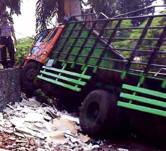 Truk Air Tabrak Pohon