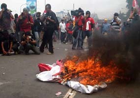 Tembus Barikade, Massa Anti-SBY Bakar Spanduk SBY-Boediono