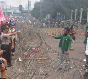 Berhasil Rusak Kawat Berduri, Massa Dekati Pintu Gerbang DPR