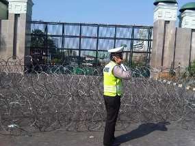  Halaman Gedung DPR Dibarikade Kawat Berduri 4 Lapis