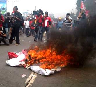 Spanduk SBY-Boediono Dibakar