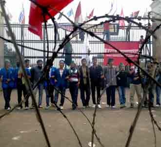 Demonstran Tembus Kawat Berduri