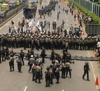 Gatot Subroto Tertutup Pendemo