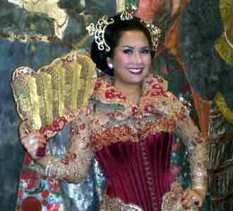 Titi DJ Anggun Berkebaya Merah