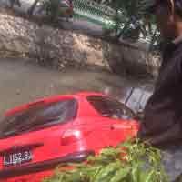 Hindari Pelajar, Peugeot Merah Nyungsep ke Sungai