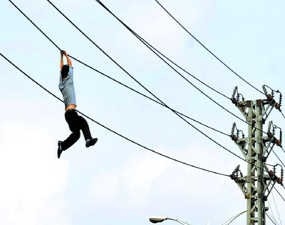 Depresi, Pria Bergelantungan di Kabel Listrik 4 Jam 