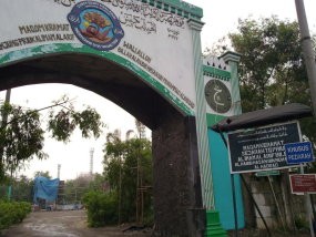 Makam Mbah Priok Akan Digusur, Puluhan Santri Berjaga dengan Senjata Tajam