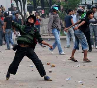 Mahasiswa, Warga dan Polisi Bentrok