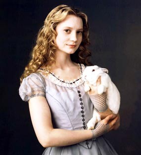 Mia Wasikowska Tertekan Perankan Alice di Alice in Wonderland
