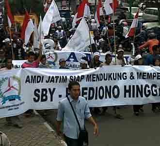 Massa Pro SBY Demo DPRD Jatim