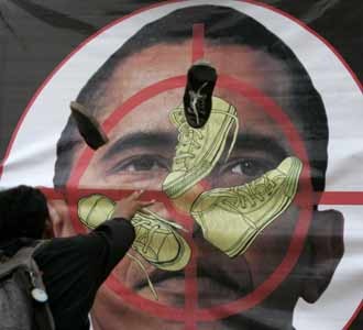 Obama Dilempar Sepatu