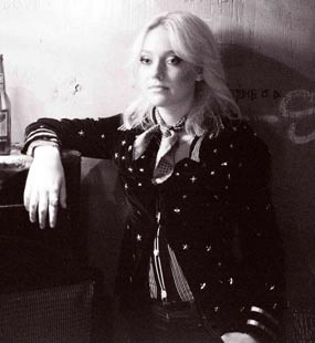 Dakota Fanning Nyanyi di The Runaways