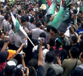 HMI Surabaya-Polisi Saling Dorong