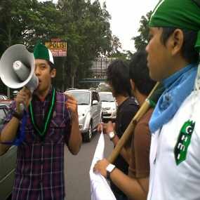 HMI Bandung Lempar Telur ke Plang Mapolwiltabes