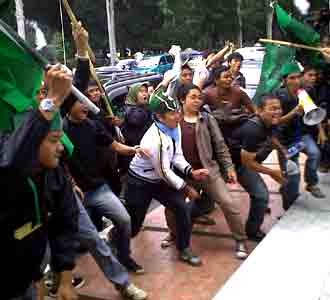 Mapolwiltabes Bandung Dilempari Telur