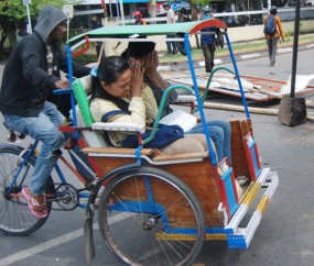Mahasiswa Sering Tutup Jalan, Tukang Becak dan Sopir Angkot Menjerit