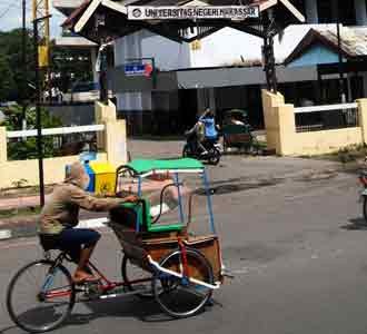 Makassar Sehari Pasca Bentrok