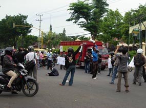 Kecam Polisi, Aktivis HMI Tuban Blokir Jalur Pantura