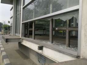 Kaca Shelter Bus TransJ di Jalan Yos Sudarso Pecah 