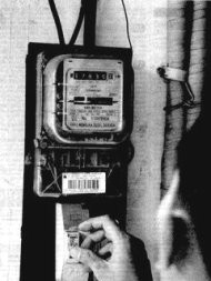 Rumah Digembok Pegawai PLN Segel Meter Listrik (Manjat Kali Ya)