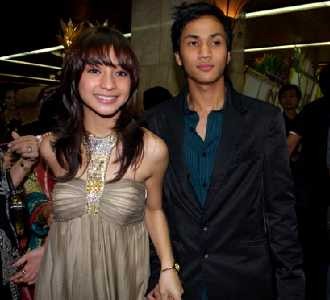 Nikita Willy Digandeng Cowok Misterius