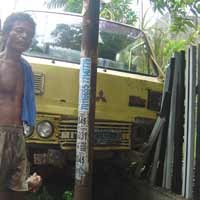 Hindari Siswa SD, Truk Angkut Gragal Seruduk Pagar