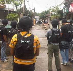 Hanya Bercelana Dalam, 2 Pria Digelandang Densus dari Rumah dr Fauzi