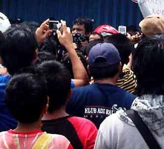 Warga Tonton Lokasi Penggerebekan