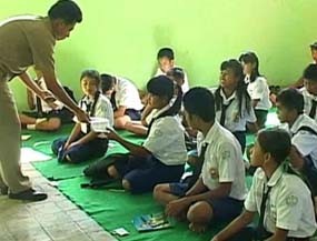 Puluhan Siswa SMPN Banyuwangi Ujian Lesehan