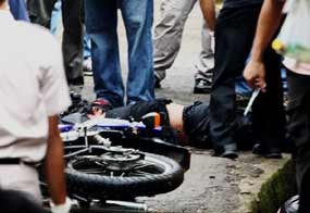 Lumpuhkan Pria Bercadar, Polisi Lepaskan Lima Tembakan