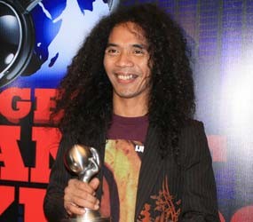 Ultah, Kaka Slank Dihadiahi Kamus Bahasa Jerman