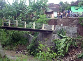 Jembatan di Kediri Ambrol, 800 Jiwa Terisolir 