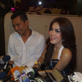 Nyanyi Sepanggung, Anang Ogah Cium Syahrini Lagi 