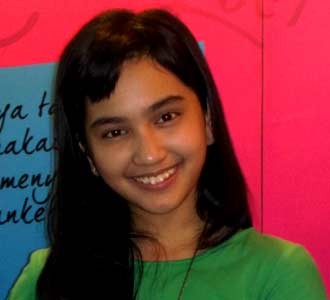 Senyum Manis Rachel Amanda
