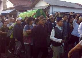 Jenazah Dulmatin Dibawa ke Masjid untuk Disalatkan