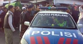 Dianggap Menghalangi, Pelayat Pukuli Mobil PJR