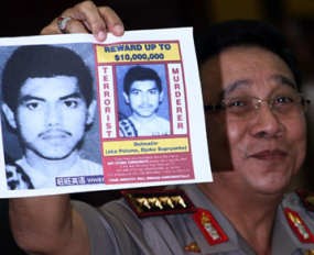 Imigrasi Cek Paspor Dulmatin