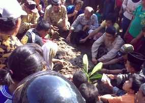 Berhias Nisan Merah, Makam Dulmatin Terletak Menyendiri