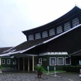 Menjaga Tradisi Ballroom Night