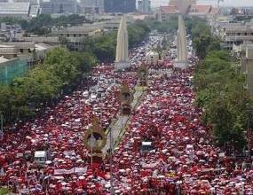 Demo Pro Thaksin Berjalan Damai, Thaksin Beri Dukungan lewat Twitter