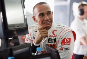 Hamilton Pilih Baku Tembak Ketimbang Balapan