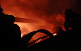 Evakuasi Korban Terhambat Reruntuhan Pabrik