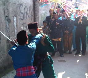 Saat Palang Pintu Kepentok Gang Sempit