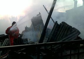 Kompor Meledak, 2 Rumah Ludes Terbakar