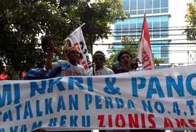 Gedung DPRD DKI Jakarta Dilempari Ayam