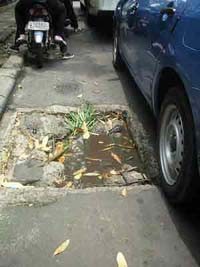 Jalan Sisingamaraja Berlubang Membahayakan Sepeda Motor